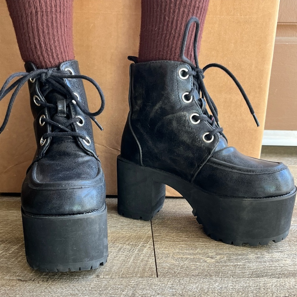 T.UK chunky distressed nosebleed boot